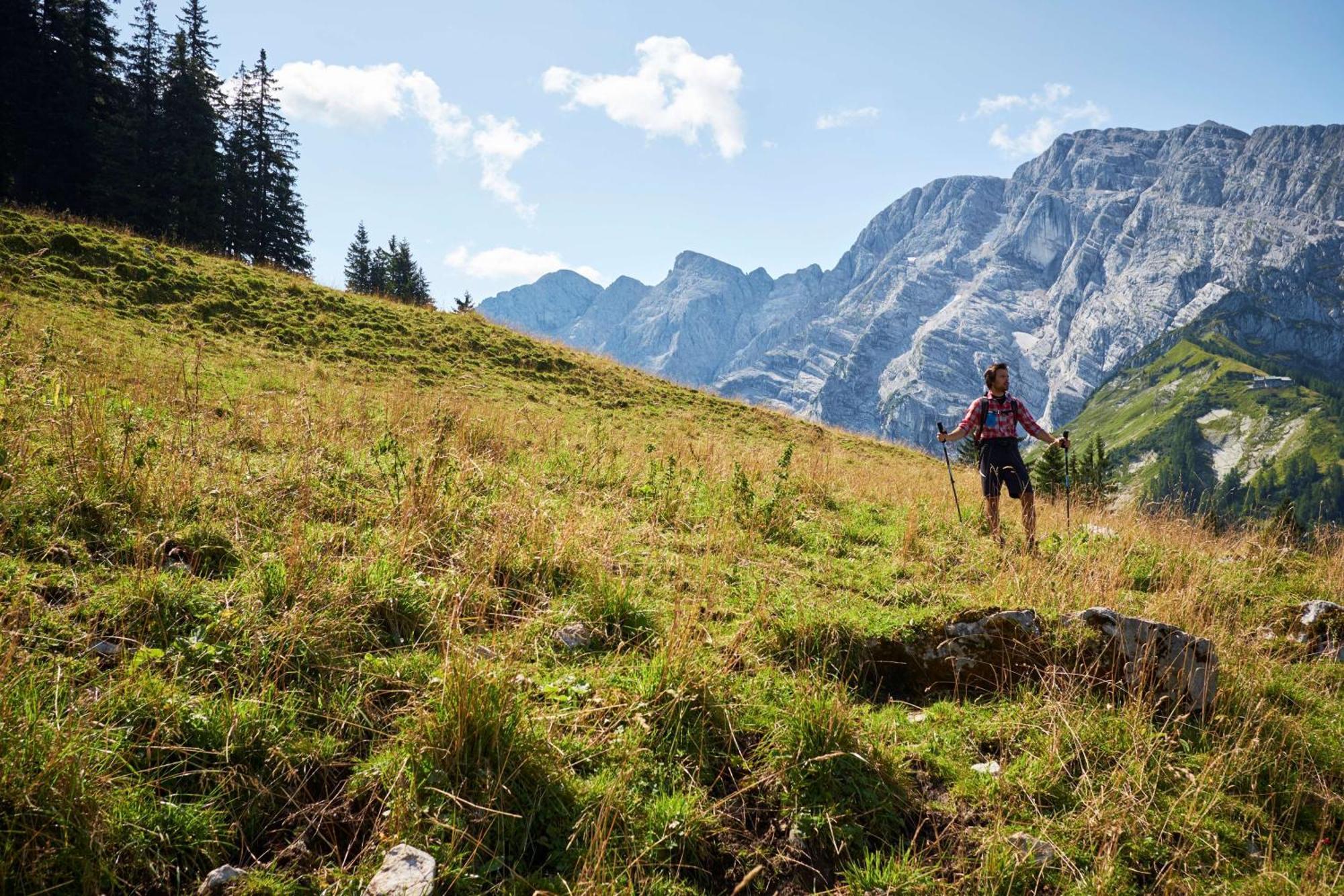 Kempinski Hotel Μπερχτεσγκάντεν Εξωτερικό φωτογραφία A trail runner in the Alps