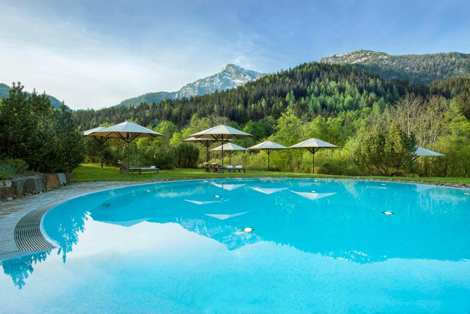 Kempinski Hotel Μπερχτεσγκάντεν Εξωτερικό φωτογραφία The outdoor pool at the Hotel Axelmannstein