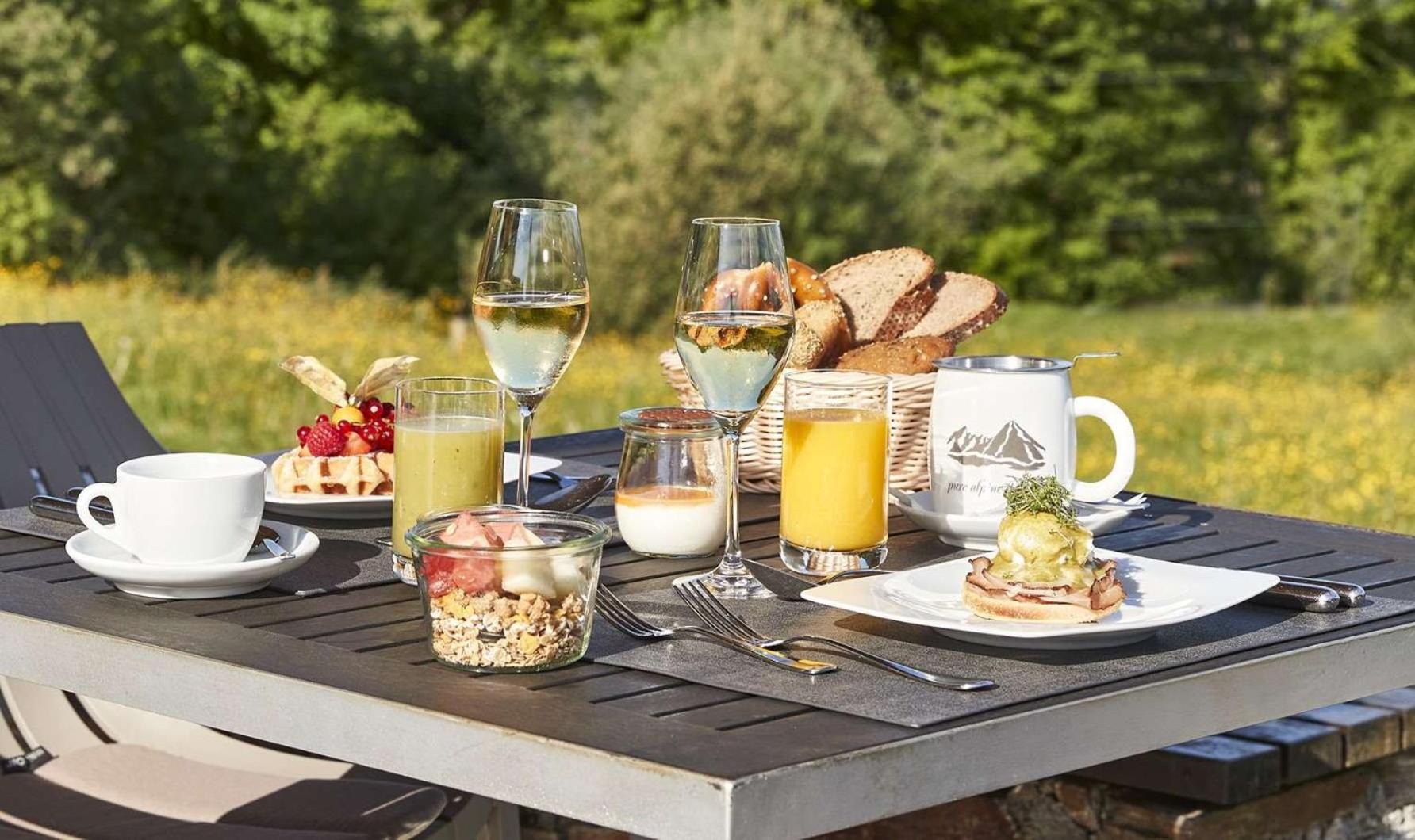 Kempinski Hotel Μπερχτεσγκάντεν Εξωτερικό φωτογραφία A typical breakfast