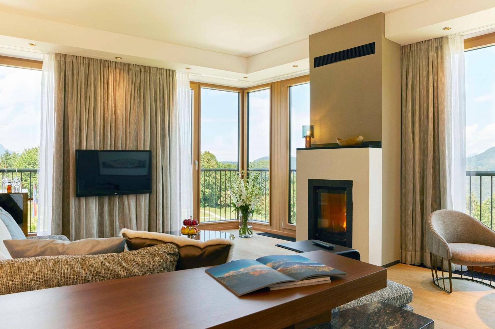 Kempinski Hotel Μπερχτεσγκάντεν Εξωτερικό φωτογραφία A living room with a fireplace